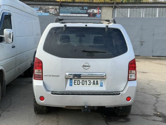 Ниссан Патфайндер 2007 в Ровно на Automoto.ua Серый Ниссан Патфайндер, объемом двигателя 2.5 л и пробегом 200 тыс. км за 2000 $, фото 4 на Automoto.ua