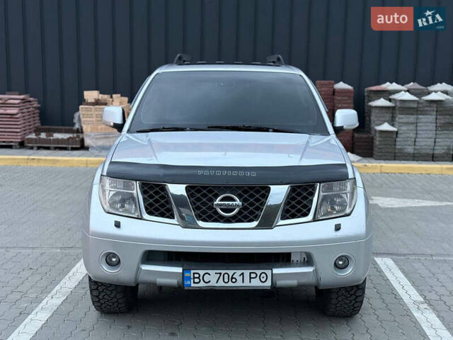 Сірий Ніссан Патфайндер, об'ємом двигуна 2.5 л та пробігом 244 тис. км за 10500 $, фото 1 на Automoto.ua