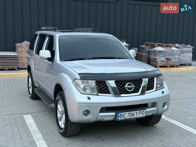 Сірий Ніссан Патфайндер, об'ємом двигуна 2.5 л та пробігом 244 тис. км за 10600 $, фото 2 на Automoto.ua