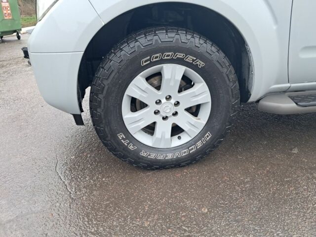 Серый Ниссан Патфайндер, объемом двигателя 4 л и пробегом 278 тыс. км за 5500 $, фото 6 на Automoto.ua