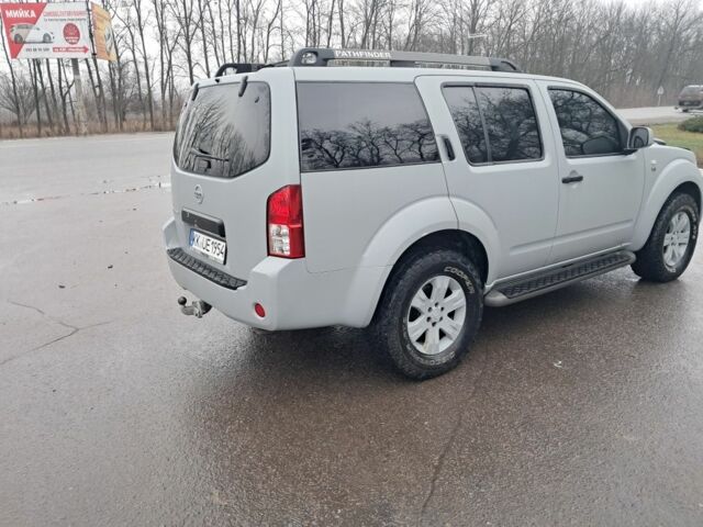 Серый Ниссан Патфайндер, объемом двигателя 4 л и пробегом 278 тыс. км за 5500 $, фото 1 на Automoto.ua