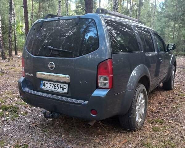 Серый Ниссан Патфайндер, объемом двигателя 2.49 л и пробегом 230 тыс. км за 6395 $, фото 2 на Automoto.ua