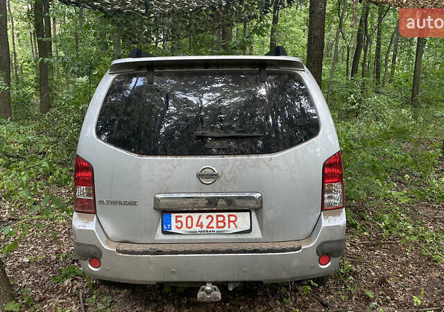Сірий Ніссан Патфайндер, об'ємом двигуна 2.5 л та пробігом 287 тис. км за 7000 $, фото 1 на Automoto.ua