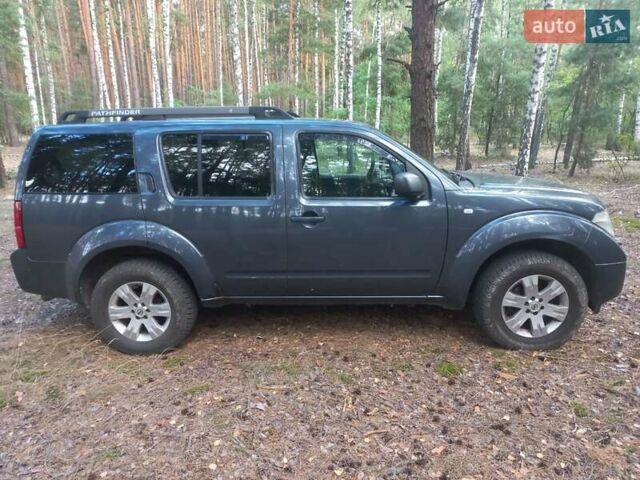 Серый Ниссан Патфайндер, объемом двигателя 2.49 л и пробегом 230 тыс. км за 6395 $, фото 1 на Automoto.ua