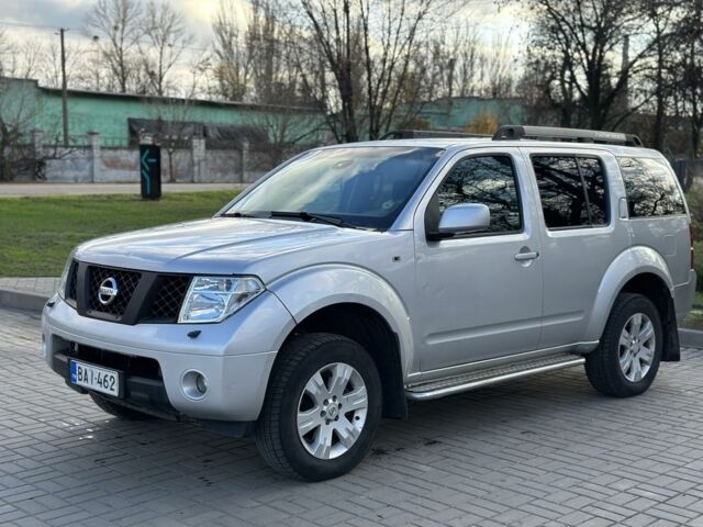 Серый Ниссан Патфайндер, объемом двигателя 2.5 л и пробегом 200 тыс. км за 5700 $, фото 9 на Automoto.ua