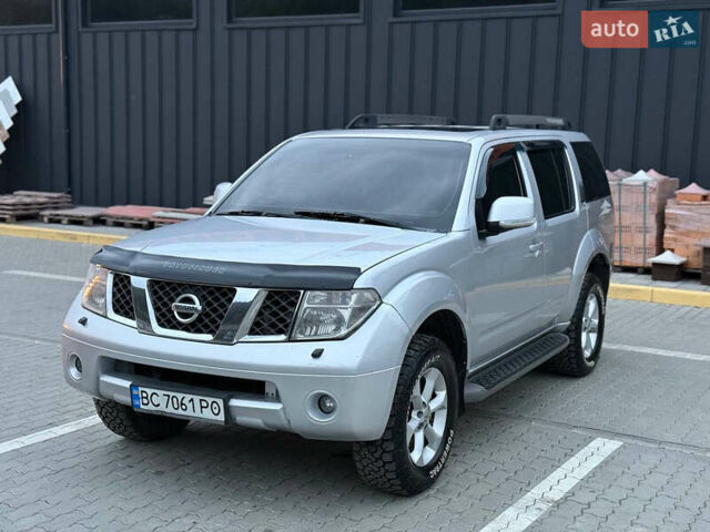 Сірий Ніссан Патфайндер, об'ємом двигуна 2.5 л та пробігом 244 тис. км за 10600 $, фото 3 на Automoto.ua