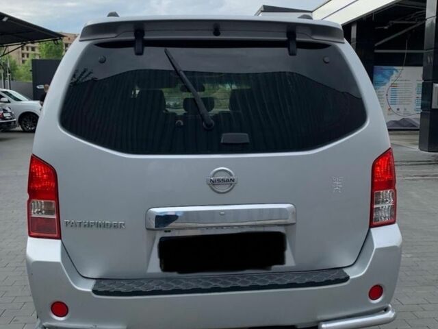 Сірий Ніссан Патфайндер, об'ємом двигуна 4 л та пробігом 220 тис. км за 10500 $, фото 4 на Automoto.ua