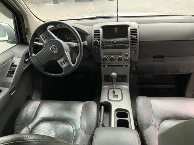 Сірий Ніссан Патфайндер, об'ємом двигуна 4 л та пробігом 220 тис. км за 10500 $, фото 5 на Automoto.ua