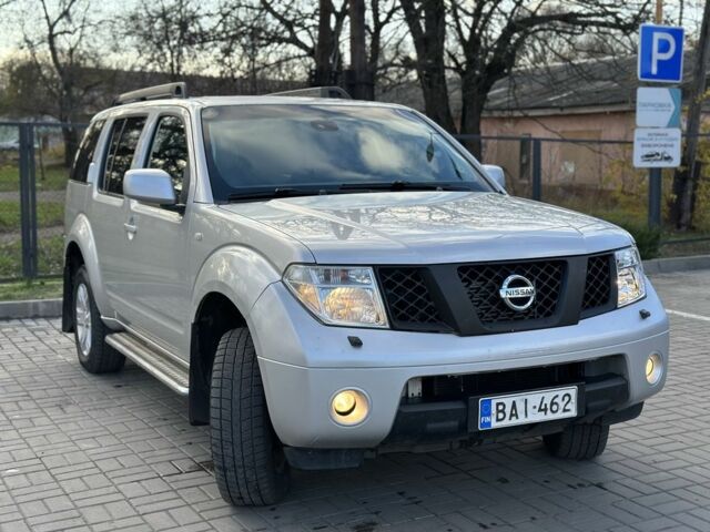Серый Ниссан Патфайндер, объемом двигателя 2.5 л и пробегом 200 тыс. км за 5700 $, фото 1 на Automoto.ua