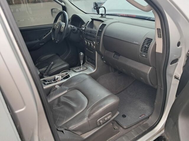 Серый Ниссан Патфайндер, объемом двигателя 4 л и пробегом 278 тыс. км за 5500 $, фото 7 на Automoto.ua