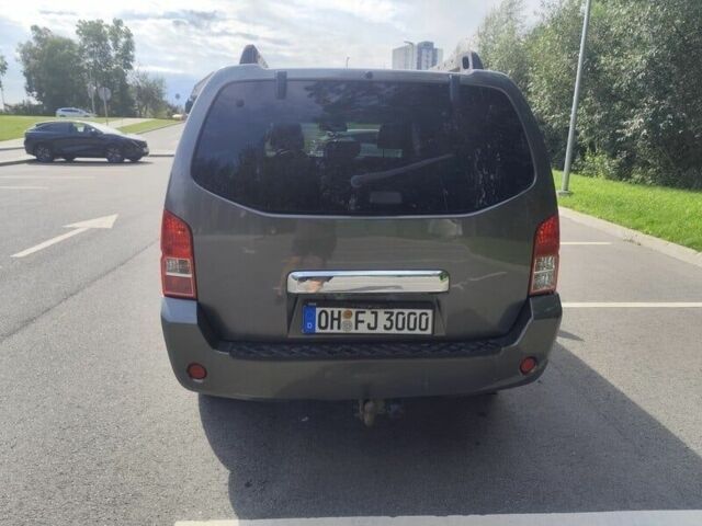 Серый Ниссан Патфайндер, объемом двигателя 2.5 л и пробегом 255 тыс. км за 3493 $, фото 3 на Automoto.ua