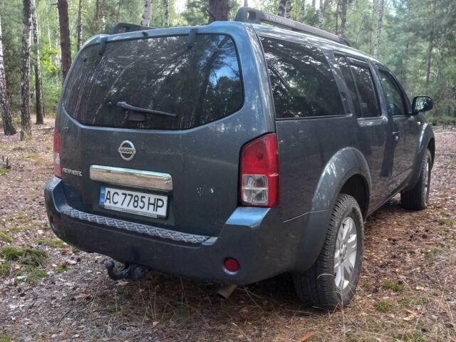 Серый Ниссан Патфайндер, объемом двигателя 2.5 л и пробегом 230 тыс. км за 6588 $, фото 2 на Automoto.ua
