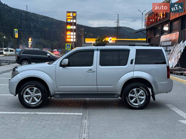 Сірий Ніссан Патфайндер, об'ємом двигуна 2.5 л та пробігом 244 тис. км за 10500 $, фото 4 на Automoto.ua