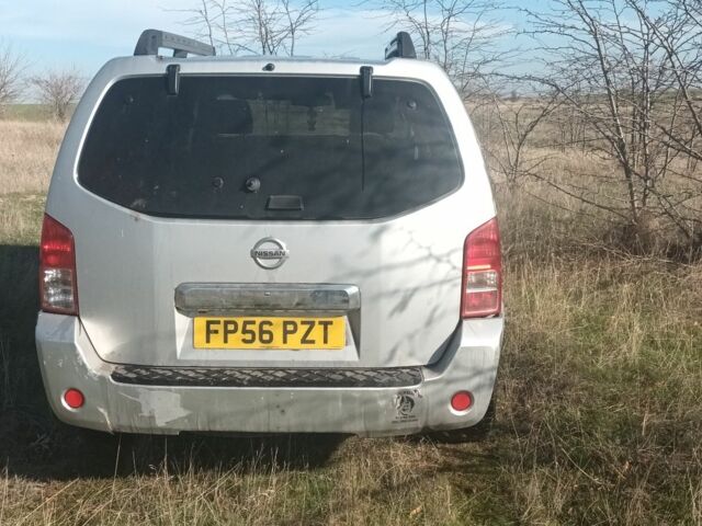 Серый Ниссан Патфайндер, объемом двигателя 2.5 л и пробегом 250 тыс. км за 4000 $, фото 2 на Automoto.ua