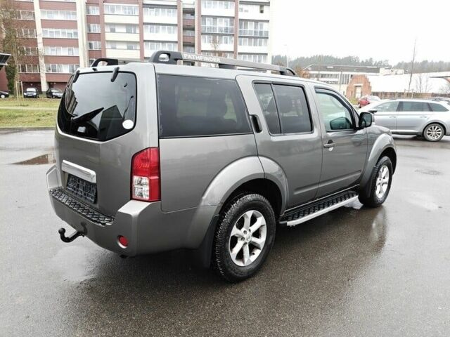 Серый Ниссан Патфайндер, объемом двигателя 2.5 л и пробегом 250 тыс. км за 3750 $, фото 4 на Automoto.ua