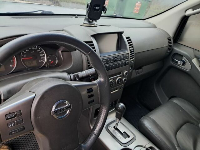 Серый Ниссан Патфайндер, объемом двигателя 4 л и пробегом 278 тыс. км за 5500 $, фото 5 на Automoto.ua