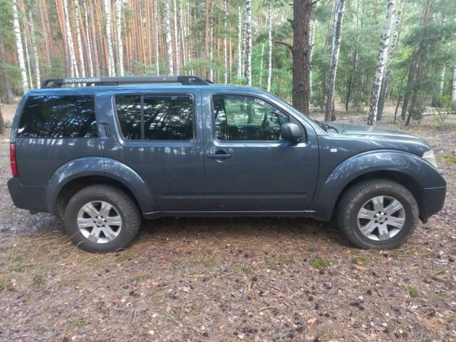 Серый Ниссан Патфайндер, объемом двигателя 2.5 л и пробегом 230 тыс. км за 6588 $, фото 1 на Automoto.ua