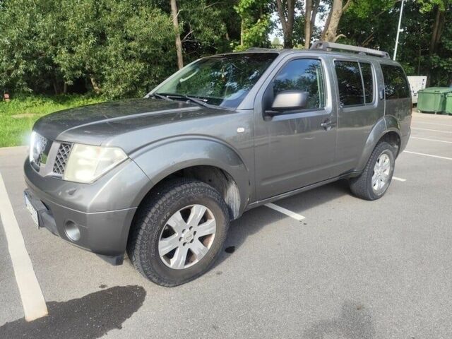 Серый Ниссан Патфайндер, объемом двигателя 2.5 л и пробегом 255 тыс. км за 3493 $, фото 2 на Automoto.ua