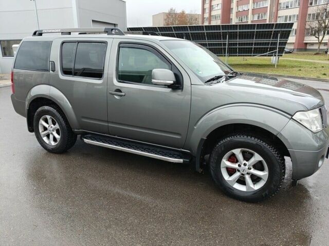 Серый Ниссан Патфайндер, объемом двигателя 2.5 л и пробегом 250 тыс. км за 3750 $, фото 5 на Automoto.ua