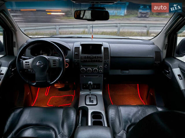 Сірий Ніссан Патфайндер, об'ємом двигуна 2.5 л та пробігом 244 тис. км за 10600 $, фото 10 на Automoto.ua