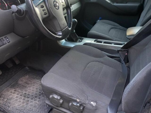 Серый Ниссан Патфайндер, объемом двигателя 2.5 л и пробегом 230 тыс. км за 6588 $, фото 5 на Automoto.ua