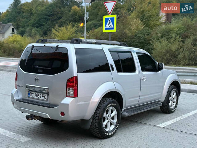 Сірий Ніссан Патфайндер, об'ємом двигуна 2.5 л та пробігом 244 тис. км за 10600 $, фото 6 на Automoto.ua