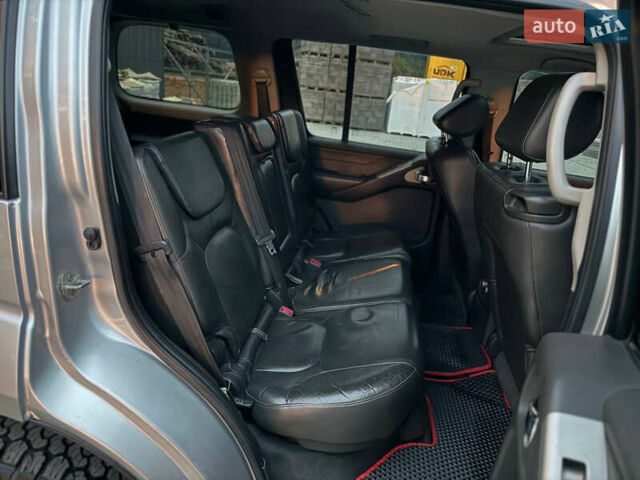 Сірий Ніссан Патфайндер, об'ємом двигуна 2.5 л та пробігом 244 тис. км за 10500 $, фото 12 на Automoto.ua