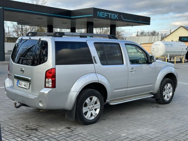 Серый Ниссан Патфайндер, объемом двигателя 2.5 л и пробегом 200 тыс. км за 5700 $, фото 5 на Automoto.ua