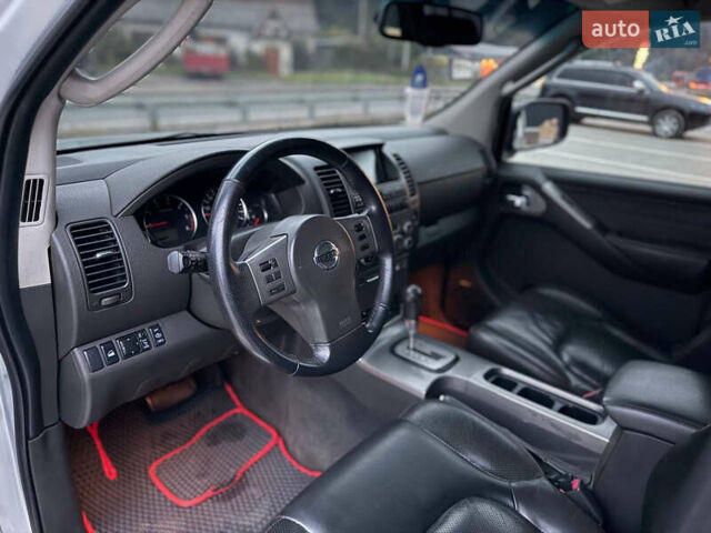 Сірий Ніссан Патфайндер, об'ємом двигуна 2.5 л та пробігом 244 тис. км за 10600 $, фото 8 на Automoto.ua