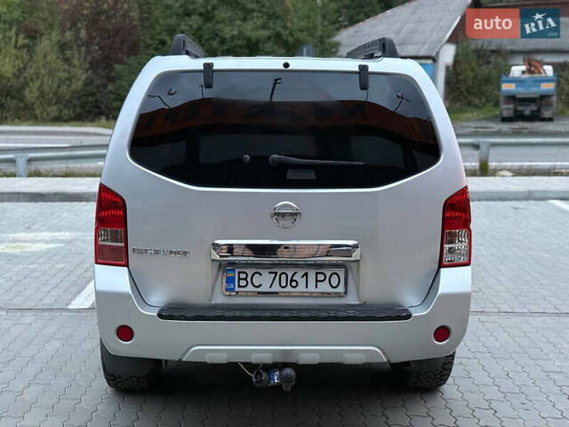 Сірий Ніссан Патфайндер, об'ємом двигуна 2.5 л та пробігом 244 тис. км за 10500 $, фото 7 на Automoto.ua