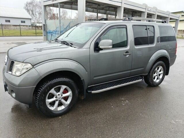 Серый Ниссан Патфайндер, объемом двигателя 2.5 л и пробегом 250 тыс. км за 3750 $, фото 2 на Automoto.ua