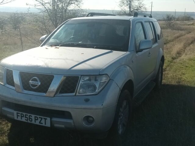 Серый Ниссан Патфайндер, объемом двигателя 2.5 л и пробегом 250 тыс. км за 4000 $, фото 1 на Automoto.ua