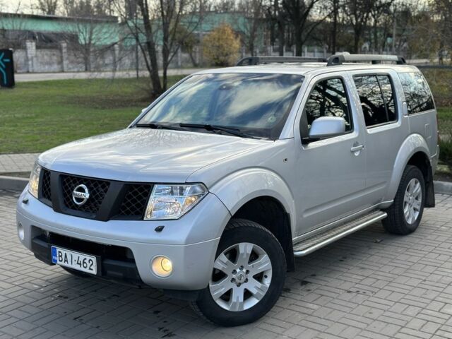 Серый Ниссан Патфайндер, объемом двигателя 2.5 л и пробегом 200 тыс. км за 5700 $, фото 2 на Automoto.ua