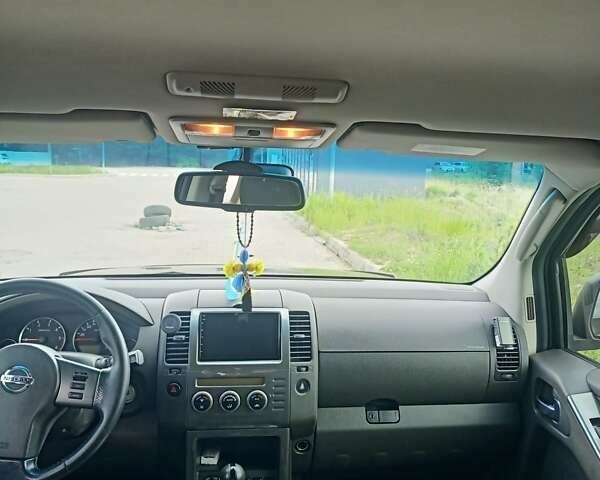 Серый Ниссан Патфайндер, объемом двигателя 2.49 л и пробегом 255 тыс. км за 11000 $, фото 4 на Automoto.ua