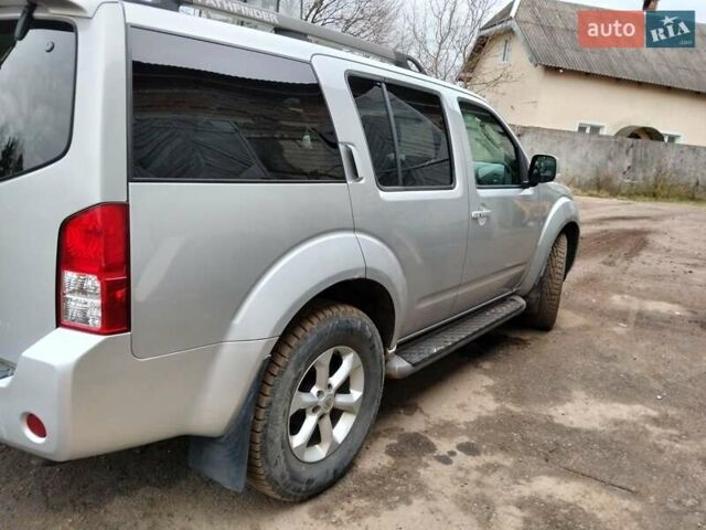 Серый Ниссан Патфайндер, объемом двигателя 2.5 л и пробегом 233 тыс. км за 5300 $, фото 3 на Automoto.ua