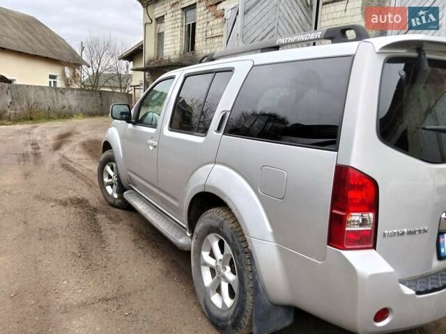 Серый Ниссан Патфайндер, объемом двигателя 2.5 л и пробегом 233 тыс. км за 5300 $, фото 4 на Automoto.ua