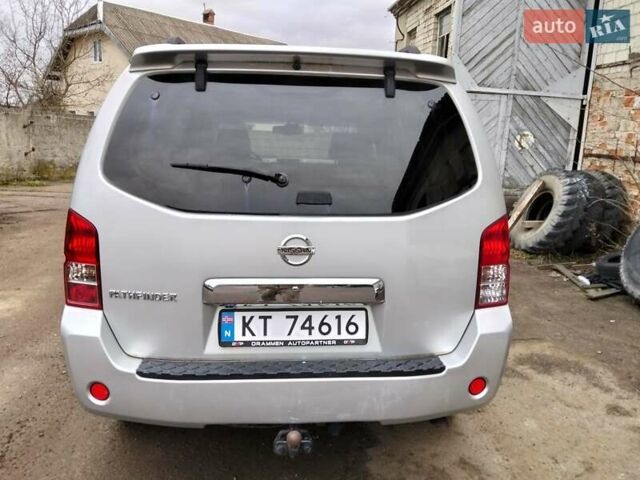 Серый Ниссан Патфайндер, объемом двигателя 2.5 л и пробегом 233 тыс. км за 5300 $, фото 6 на Automoto.ua