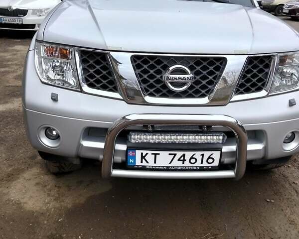 Серый Ниссан Патфайндер, объемом двигателя 2.5 л и пробегом 233 тыс. км за 5300 $, фото 9 на Automoto.ua