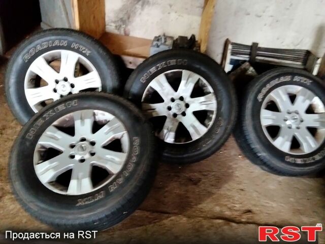 Серый Ниссан Патфайндер, объемом двигателя 2.5 л и пробегом 333 тыс. км за 5300 $, фото 2 на Automoto.ua