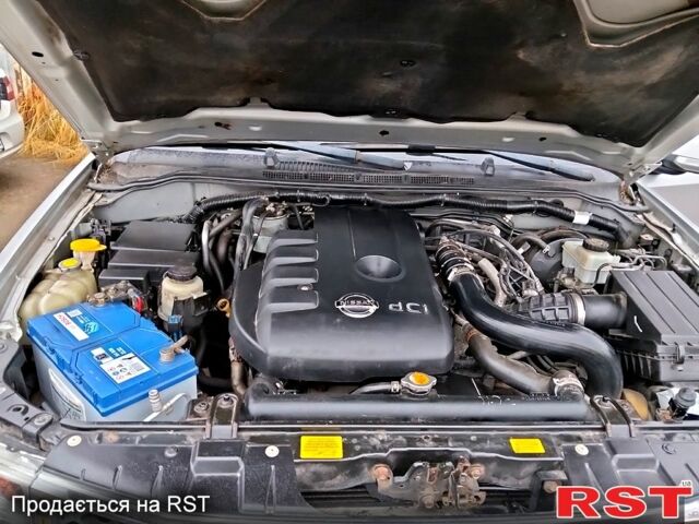 Серый Ниссан Патфайндер, объемом двигателя 2.5 л и пробегом 333 тыс. км за 5300 $, фото 3 на Automoto.ua