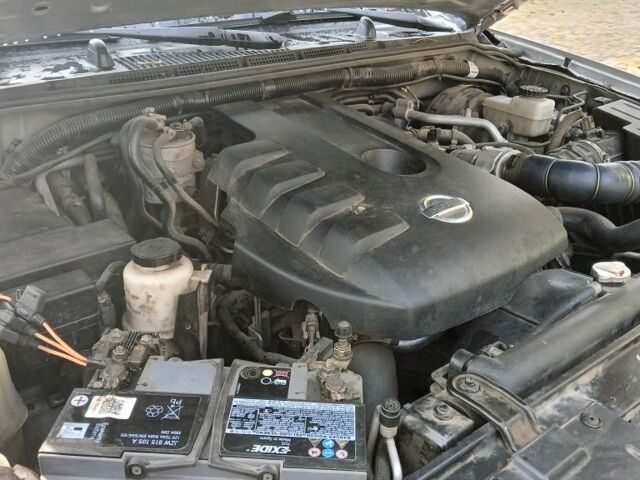 Серый Ниссан Патфайндер, объемом двигателя 2.5 л и пробегом 300 тыс. км за 14000 $, фото 4 на Automoto.ua