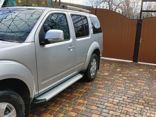 Серый Ниссан Патфайндер, объемом двигателя 2.5 л и пробегом 300 тыс. км за 14000 $, фото 2 на Automoto.ua