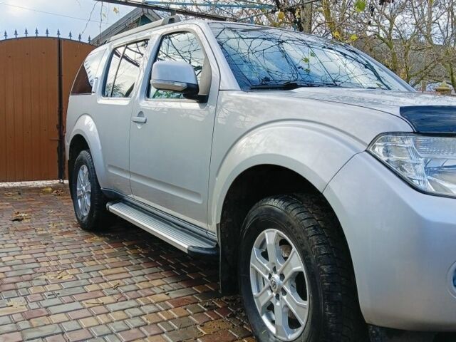 Серый Ниссан Патфайндер, объемом двигателя 2.5 л и пробегом 300 тыс. км за 14000 $, фото 1 на Automoto.ua