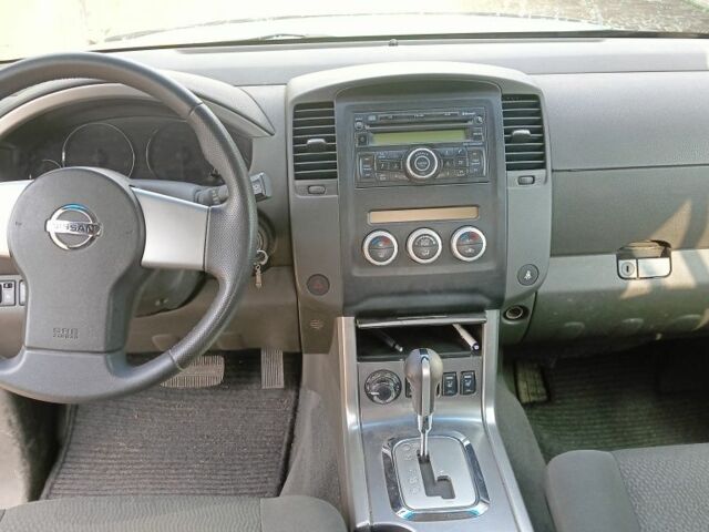 Серый Ниссан Патфайндер, объемом двигателя 2.5 л и пробегом 300 тыс. км за 14000 $, фото 5 на Automoto.ua