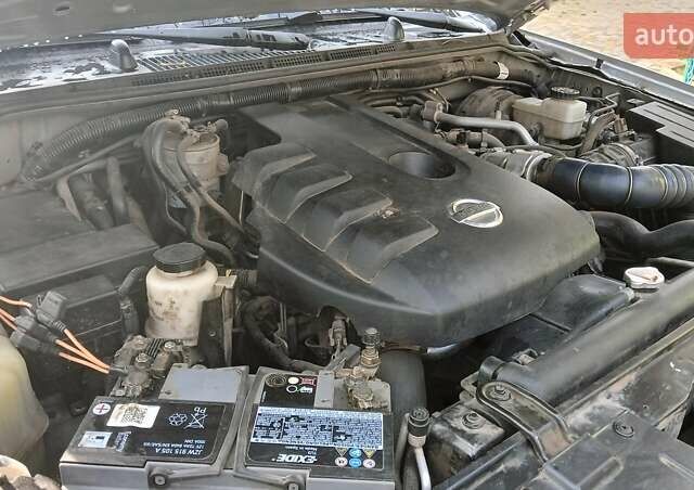 Серый Ниссан Патфайндер, объемом двигателя 2.49 л и пробегом 300 тыс. км за 14000 $, фото 2 на Automoto.ua