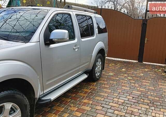 Серый Ниссан Патфайндер, объемом двигателя 2.49 л и пробегом 300 тыс. км за 14000 $, фото 1 на Automoto.ua