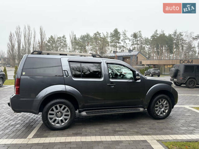 Серый Ниссан Патфайндер, объемом двигателя 2.49 л и пробегом 266 тыс. км за 15500 $, фото 2 на Automoto.ua