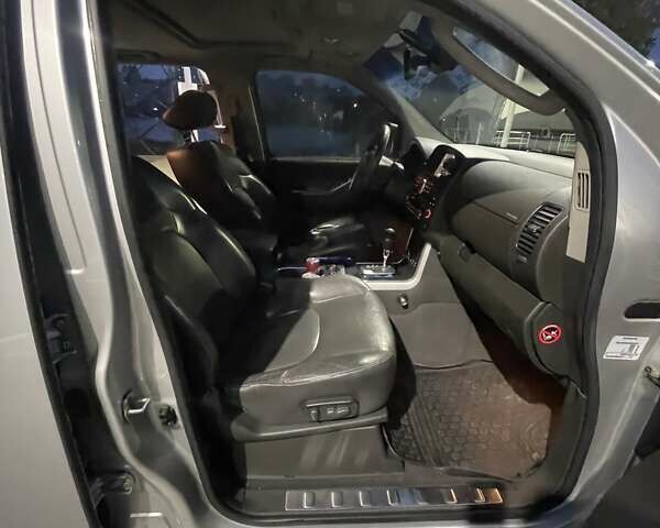 Сірий Ніссан Патфайндер, об'ємом двигуна 2.5 л та пробігом 192 тис. км за 19000 $, фото 14 на Automoto.ua