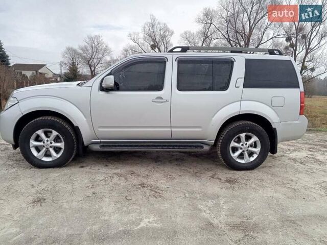 Серый Ниссан Патфайндер, объемом двигателя 2.49 л и пробегом 156 тыс. км за 12500 $, фото 1 на Automoto.ua