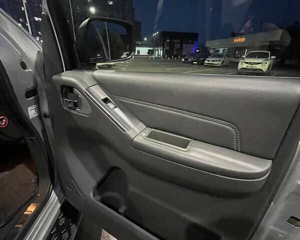 Сірий Ніссан Патфайндер, об'ємом двигуна 2.5 л та пробігом 192 тис. км за 19000 $, фото 13 на Automoto.ua